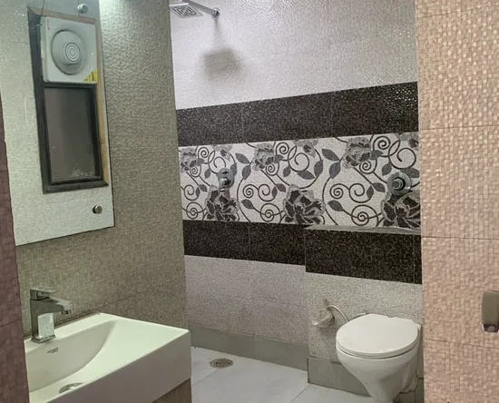 Spacious and Fully Renovated 3 BHK MIG Flat with Two-Car Parking in Janakpuri!