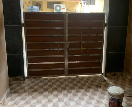 Spacious and Fully Renovated 3 BHK MIG Flat with Two-Car Parking in Janakpuri!