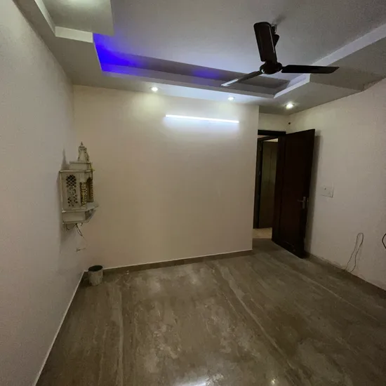 Sophisticated 3 BHK Builder Floor with Lift and Parking in Janakpuri!