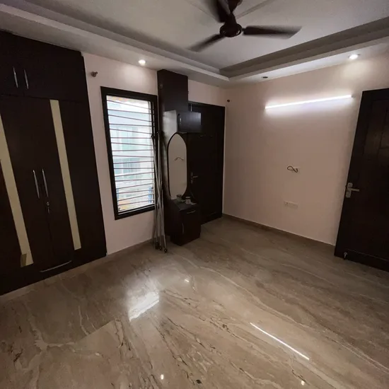 Sophisticated 3 BHK Builder Floor with Lift and Parking in Janakpuri!
