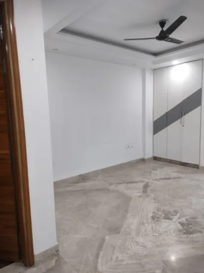 Modern 3 BHK Builder Floor for Rent in Janakpuri B3 Block - Park Views and Convenience!