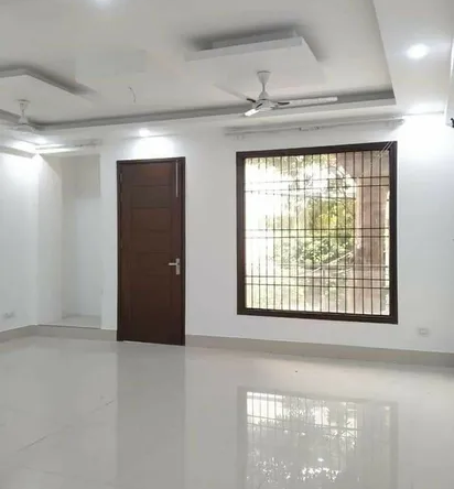 Modern 3 BHK Builder Floor for Sale in Janakpuri B3 Block - Park-Facing Serenity Awaits!
