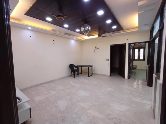Prime Living: 3 BHK Builder Floor in Janakpuri A2 Block for Rent | Top Floor, Sun Facing, Park Views – ₹46K/Month