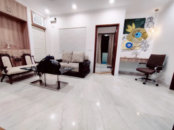 Charming 225 Sq Yd Old Builder Floor in Janakpuri B2 - Roof Rights, 2 Balconies, ₹3.5 Cr