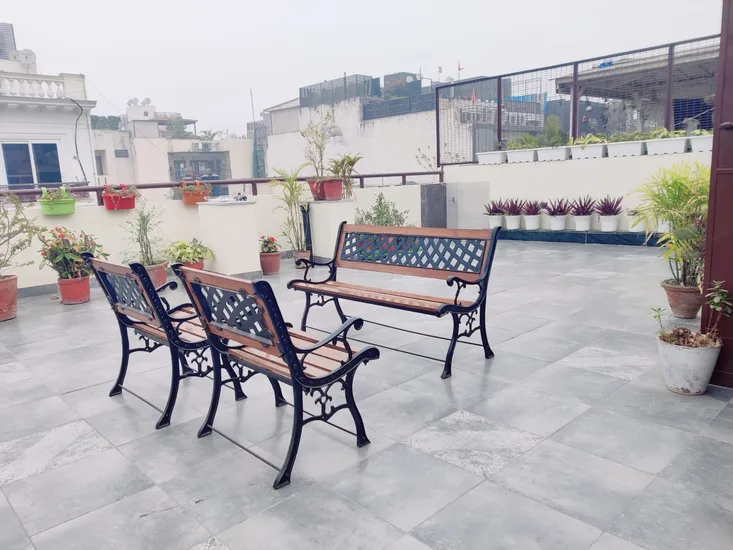 Charming 225 Sq Yd Old Builder Floor in Janakpuri B2 - Roof Rights, 2 Balconies, ₹3.5 Cr