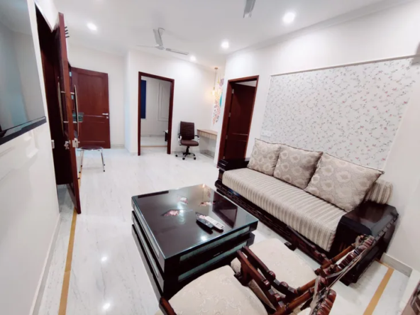 Charming 225 Sq Yd Old Builder Floor in Janakpuri B2 - Roof Rights, 2 Balconies, ₹3.5 Cr