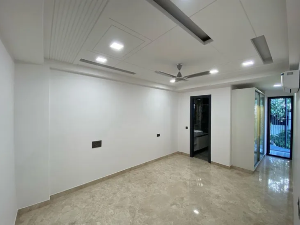 Luxurious 4 BHK Builder Floor for Sale in Janakpuri B2 Block | Sun-Facing, Elevator, Stilt Parking