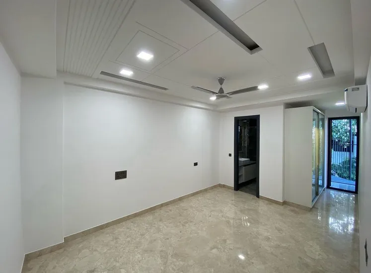 Luxurious 4 BHK Builder Floor for Sale in Janakpuri B2 Block | Sun-Facing, Elevator, Stilt Parking