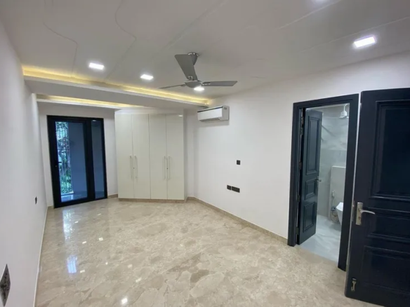Luxurious 4 BHK Builder Floor for Sale in Janakpuri B2 Block | Sun-Facing, Elevator, Stilt Parking