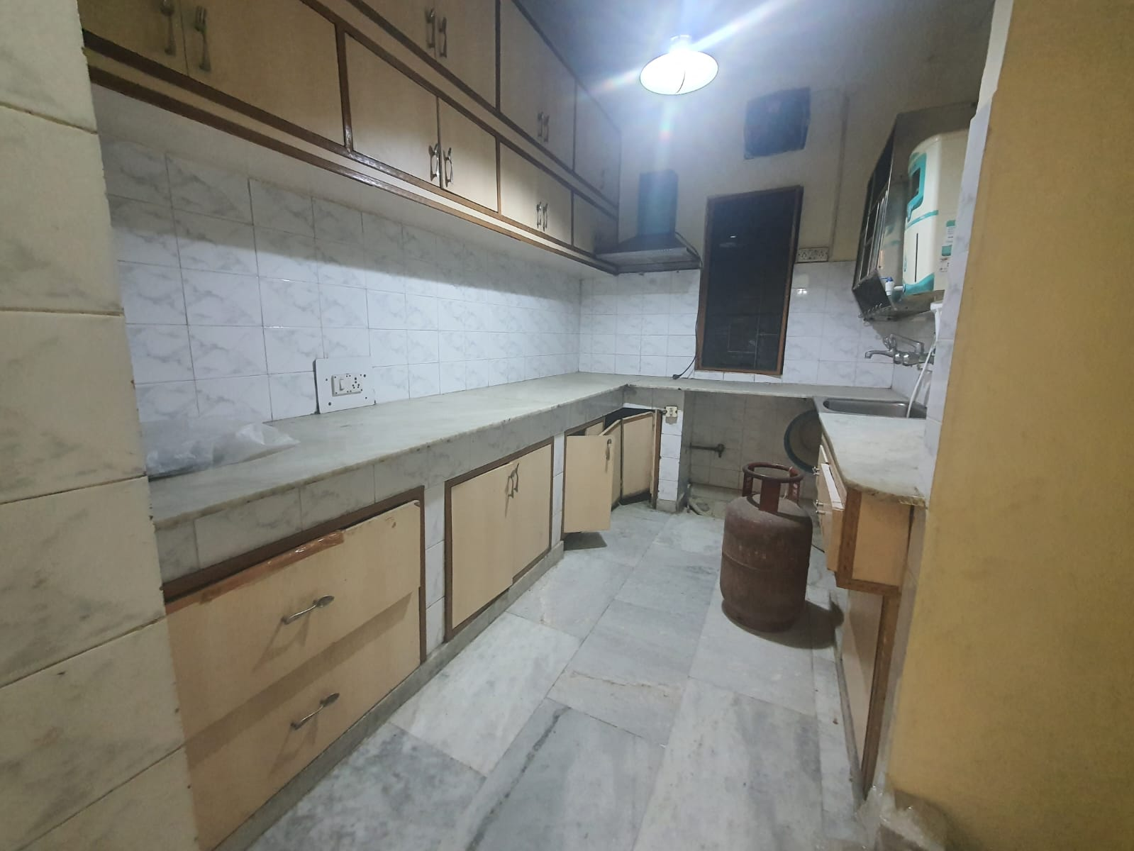 Luxurious Living: 2 BHK for Rent in C4D Block, Janakpuri | Park Views, Modern Kitchen, Ideal for Families | Janakpuri Homes