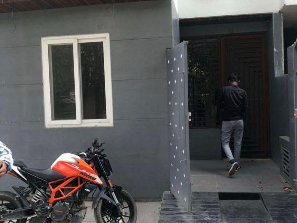Renovated 3 BHK MIG Flat in Janakpuri C4E | Park Views, Ground Floor - ₹1.4 Cr