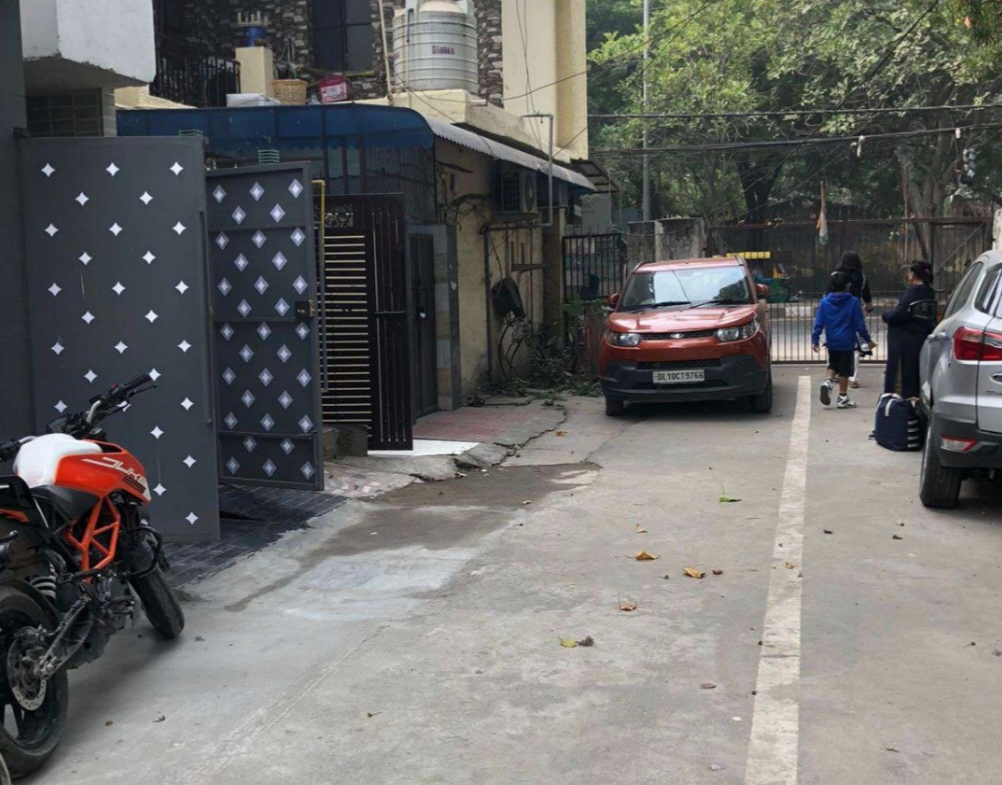 Renovated 3 BHK MIG Flat in Janakpuri C4E | Park Views, Ground Floor - ₹1.5 Cr