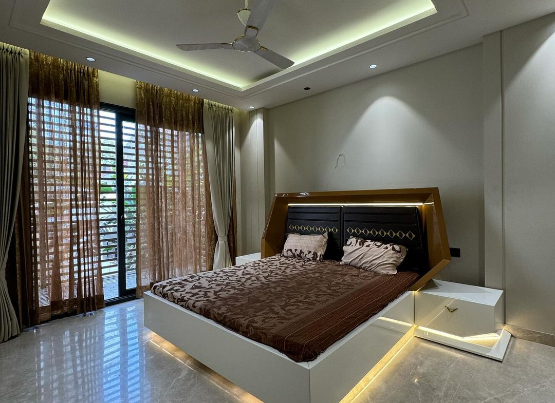 Top Floor 4BHK Builder in B1 Janakpuri: Terrace, Italian Marble, Modern Comforts!