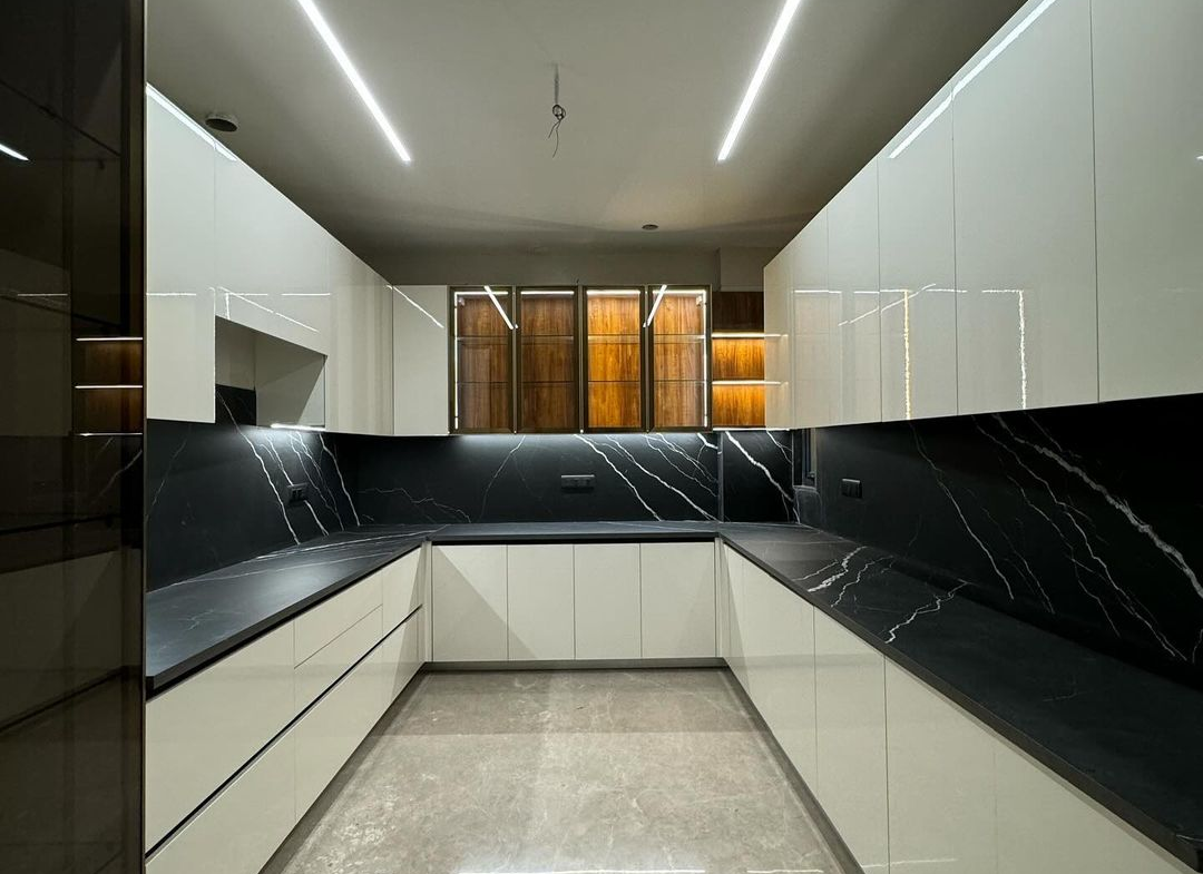 Top Floor 4BHK Builder in B1 Janakpuri: Terrace, Italian Marble, Modern Comforts!