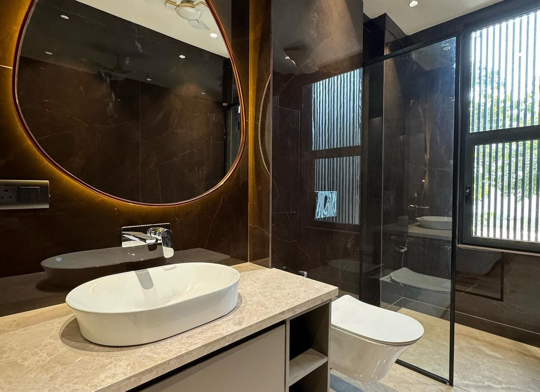 Top Floor 4BHK Builder in B1 Janakpuri: Terrace, Italian Marble, Modern Comforts!