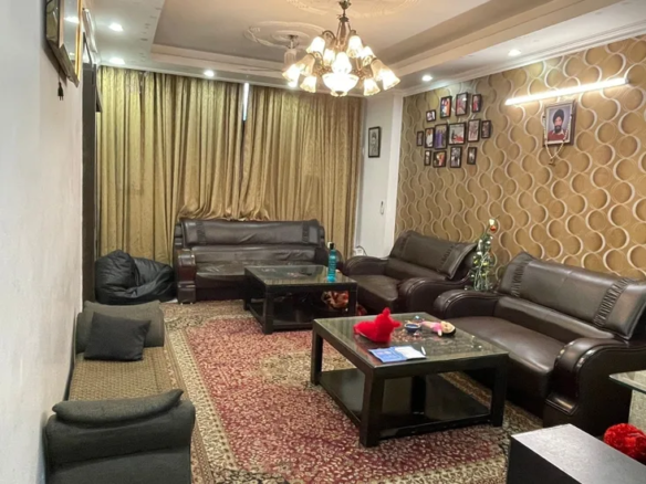 Luxurious 3 BHK MIG Flat with Rooftop Rights in Janakpuri