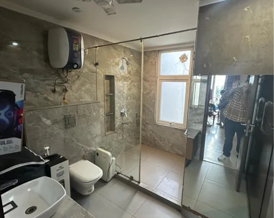 225 Sq Yards Builder Floor in Janakpuri - Modern Luxury