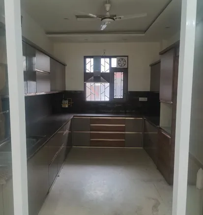 Modern modular kitchen in 150 Sq Yards builder floor, C3 Block Janakpuri