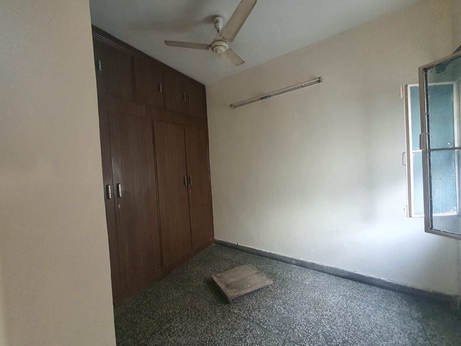Newly Renovated 3 BHK HUDCO MIG Flat for Rent in Janakpuri - Prime Location, Modern Amenities
