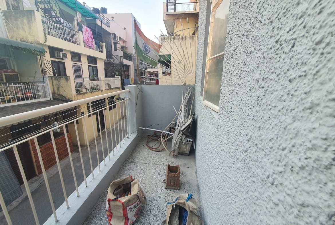 Newly Renovated 3 BHK HUDCO MIG Flat for Rent in Janakpuri - Prime Location, Modern Amenities