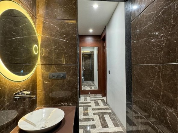 Brand new Janakpuri builder floor - Lift access for convenient living.