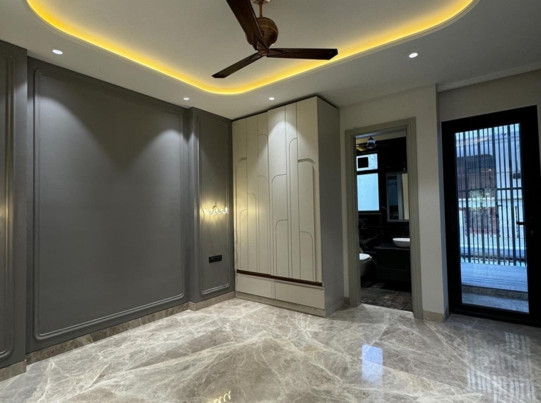 Brand new Janakpuri builder floor - Lift access for convenient living.