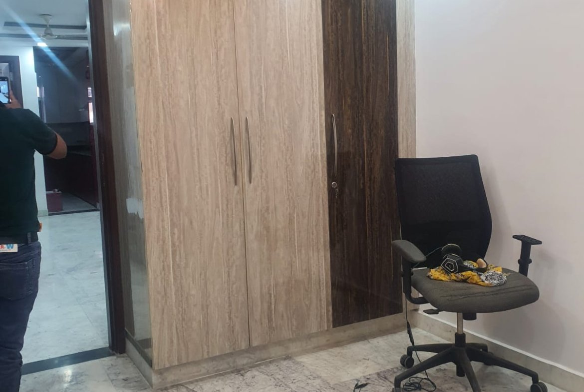 Spacious 80 Gaj Builder Floor for Rent in Janakpuri - Prime Location!