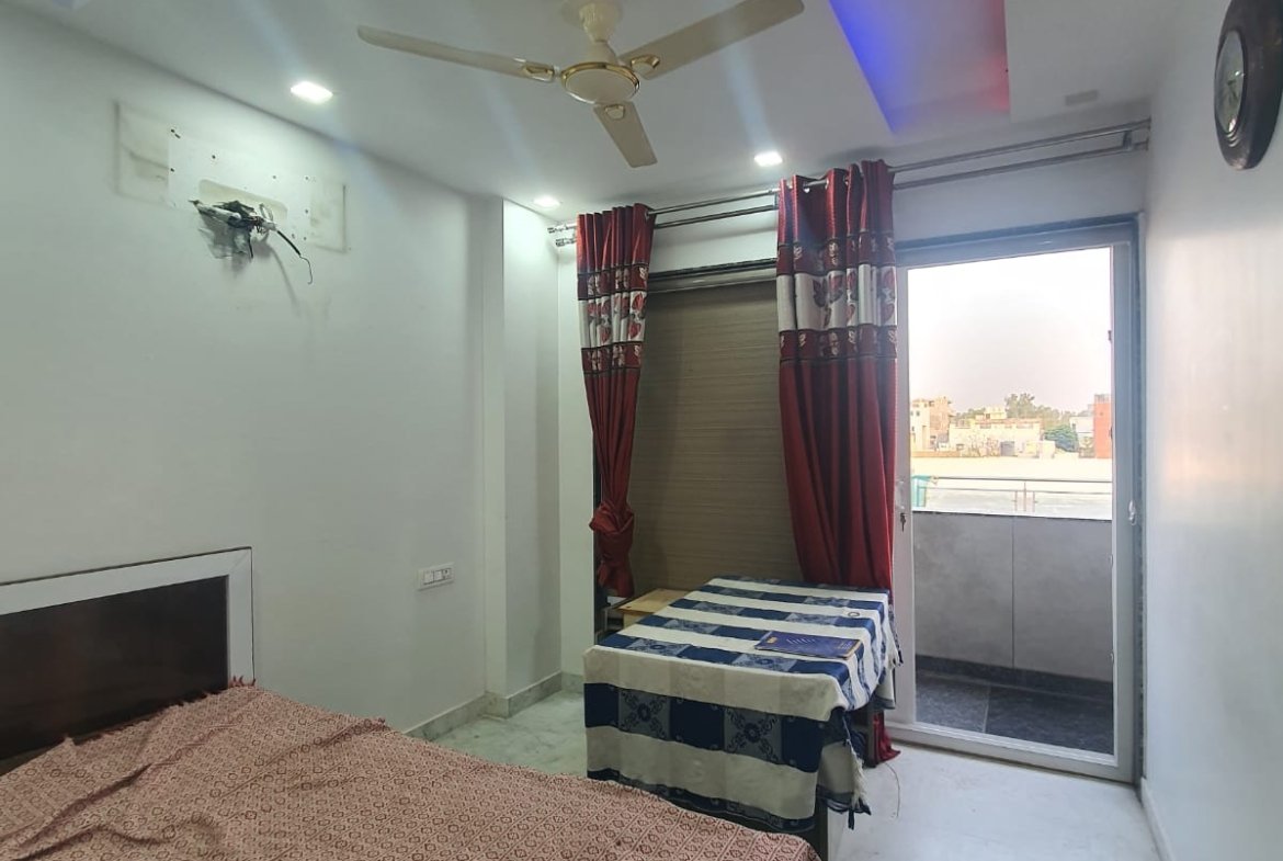 Spacious 80 Gaj Builder Floor for Rent in Janakpuri - Prime Location!