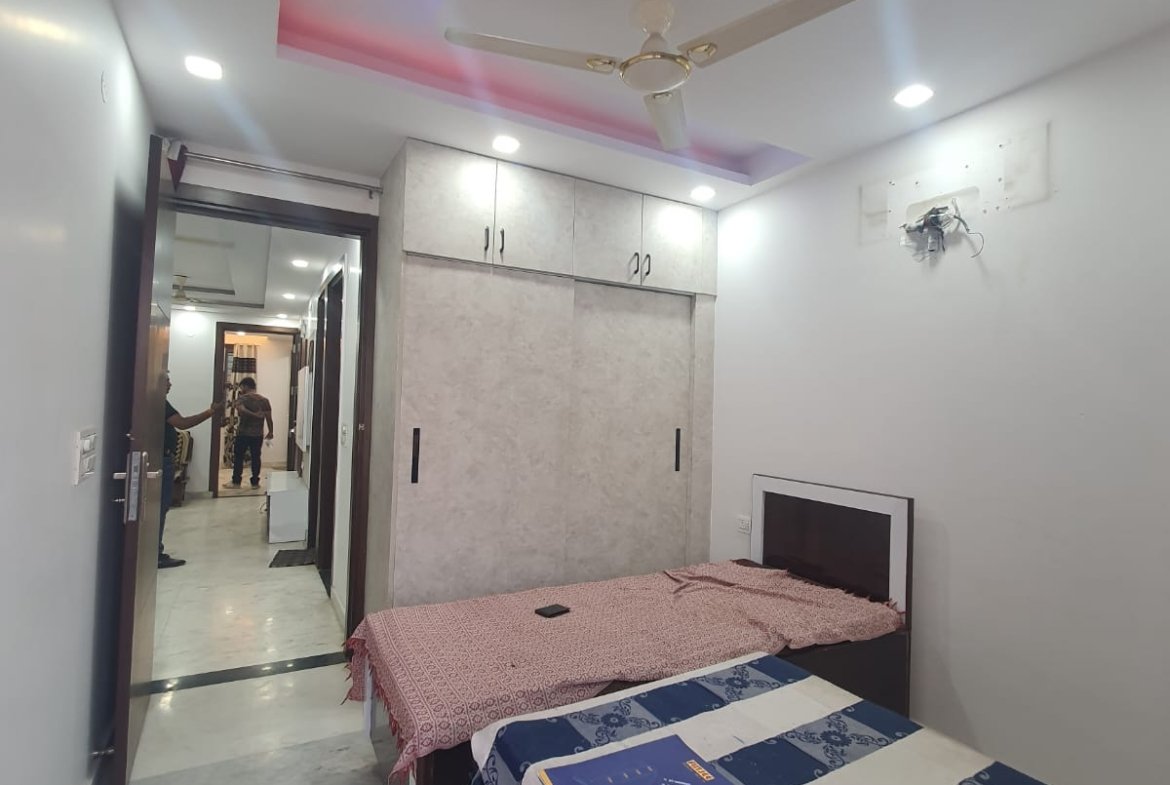 Spacious 80 Gaj Builder Floor for Rent in Janakpuri - Prime Location!