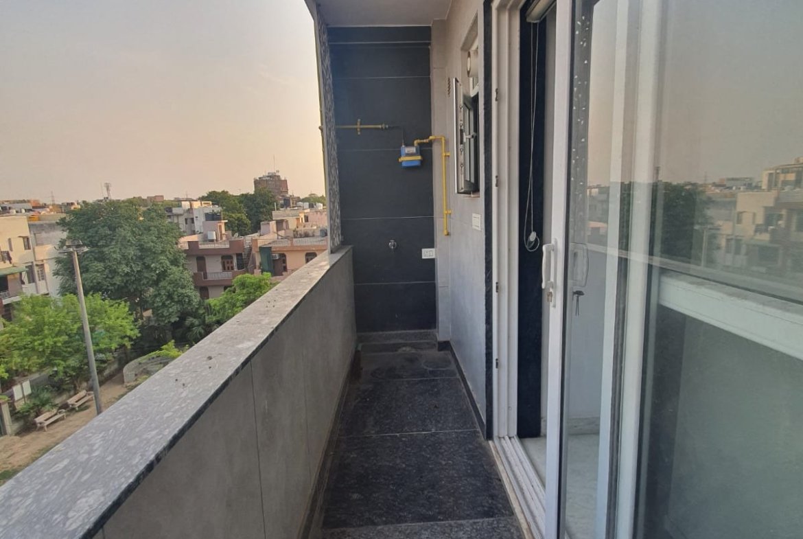 Spacious 80 Gaj Builder Floor for Rent in Janakpuri - Prime Location!
