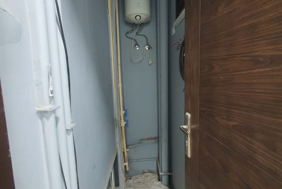 Spacious 80 Gaj Builder Floor for Rent in Janakpuri - Prime Location!