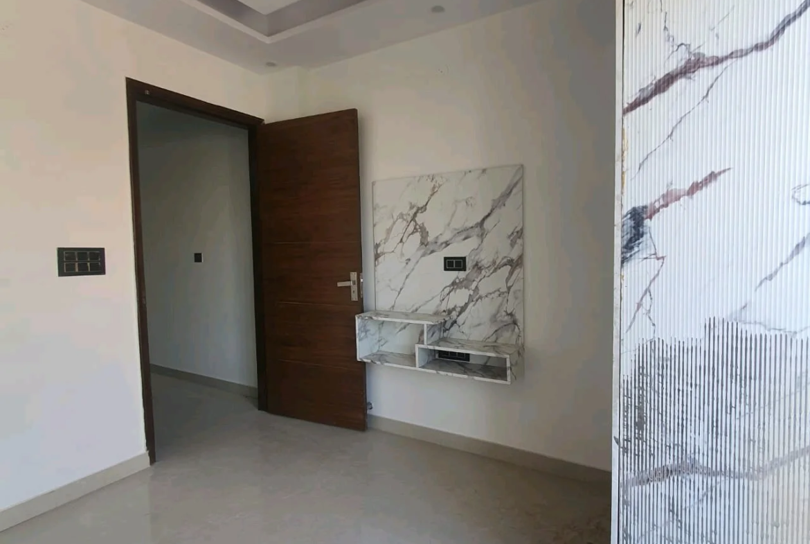 80 Gaj top-floor 2 BHK builder floor in C6B Block Janakpuri with lift, car parking, and new construction, priced at ₹1.45 Cr.