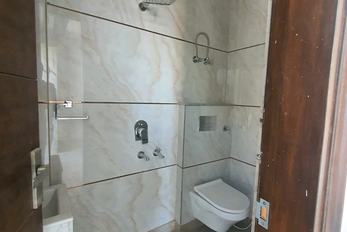 80 Gaj top-floor 2 BHK builder floor in C6B Block Janakpuri with lift, car parking, and new construction, priced at ₹1.45 Cr.