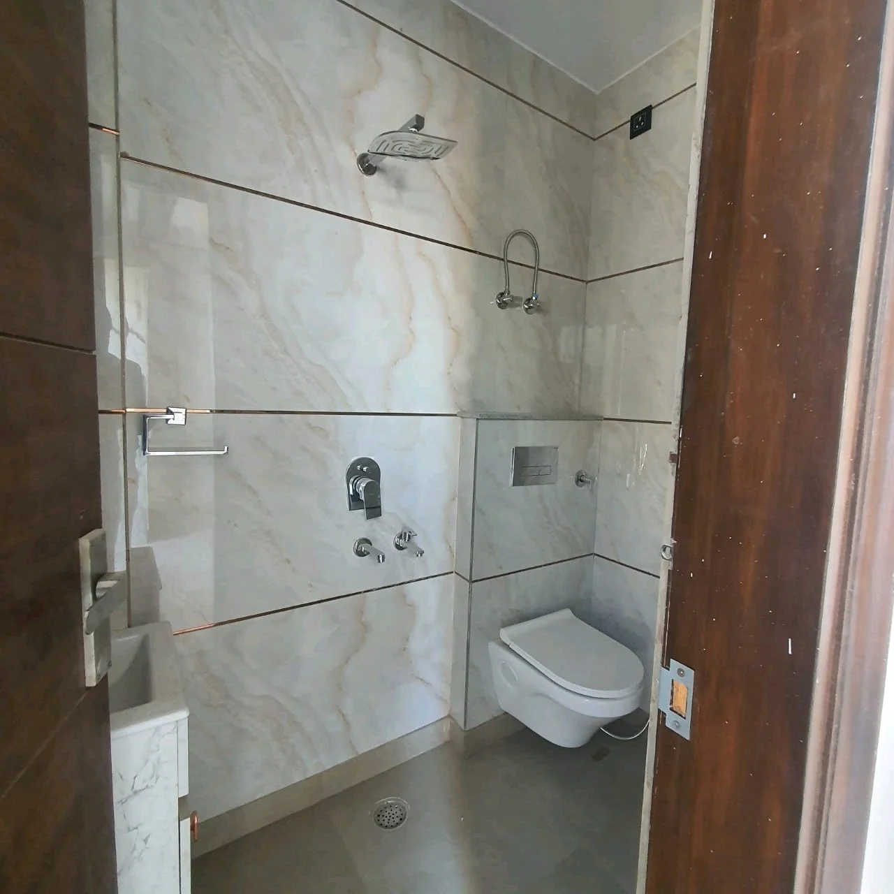 80 Gaj top-floor 2 BHK builder floor in C6B Block Janakpuri with lift, car parking, and new construction, priced at ₹1.45 Cr.