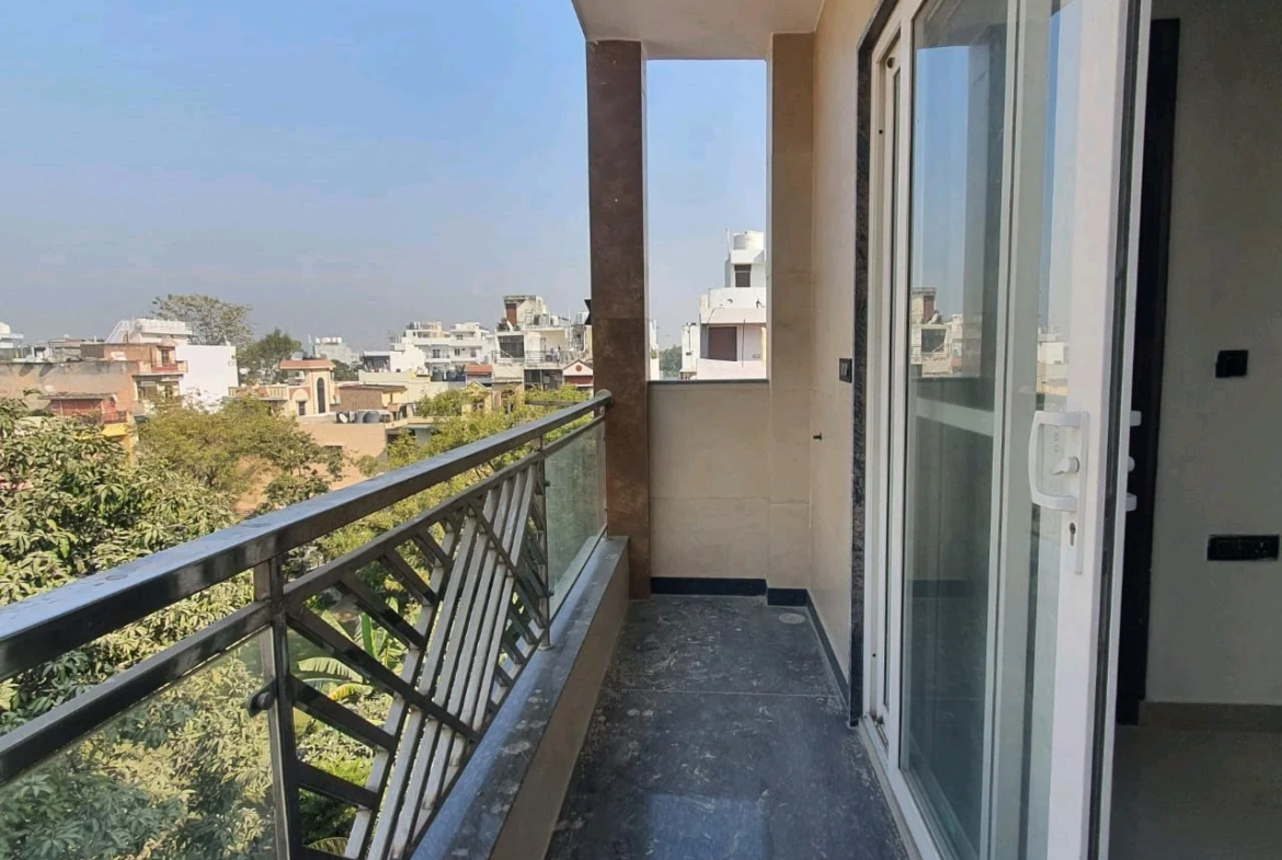 80 Gaj top-floor 2 BHK builder floor in C6B Block Janakpuri with lift, car parking, and new construction, priced at ₹1.45 Cr.