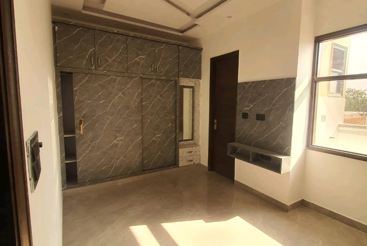 80 Gaj top-floor 2 BHK builder floor in C6B Block Janakpuri with lift, car parking, and new construction, priced at ₹1.45 Cr.