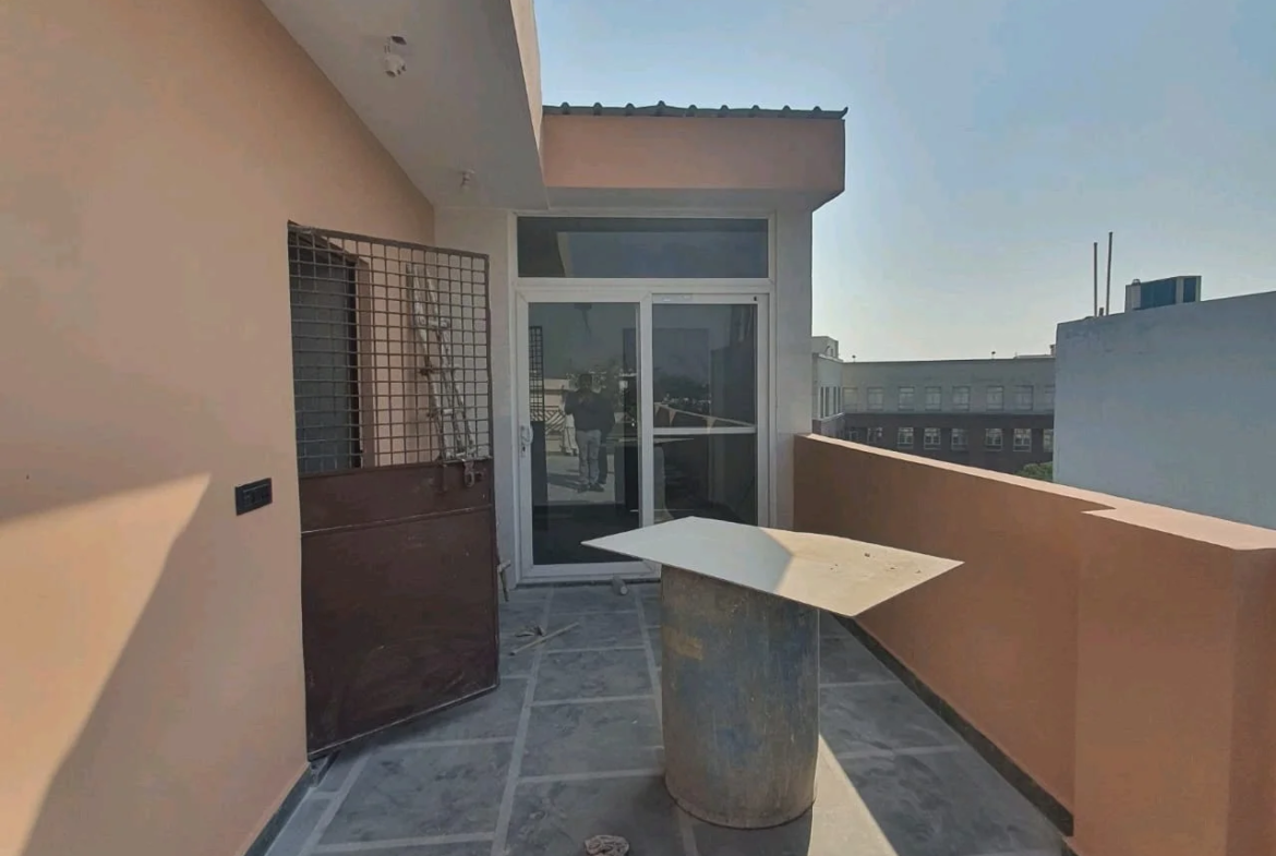 80 Gaj top-floor 2 BHK builder floor in C6B Block Janakpuri with lift, car parking, and new construction, priced at ₹1.45 Cr.