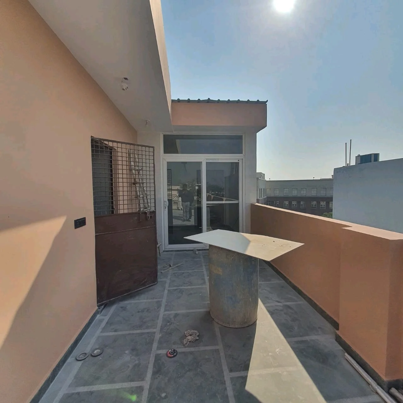 80 Gaj top-floor 2 BHK builder floor in C6B Block Janakpuri with lift, car parking, and new construction, priced at ₹1.45 Cr.