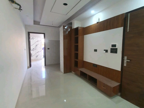 80 Gaj top-floor 2 BHK builder floor in C6B Block Janakpuri with lift, car parking, and new construction, priced at ₹1.45 Cr.