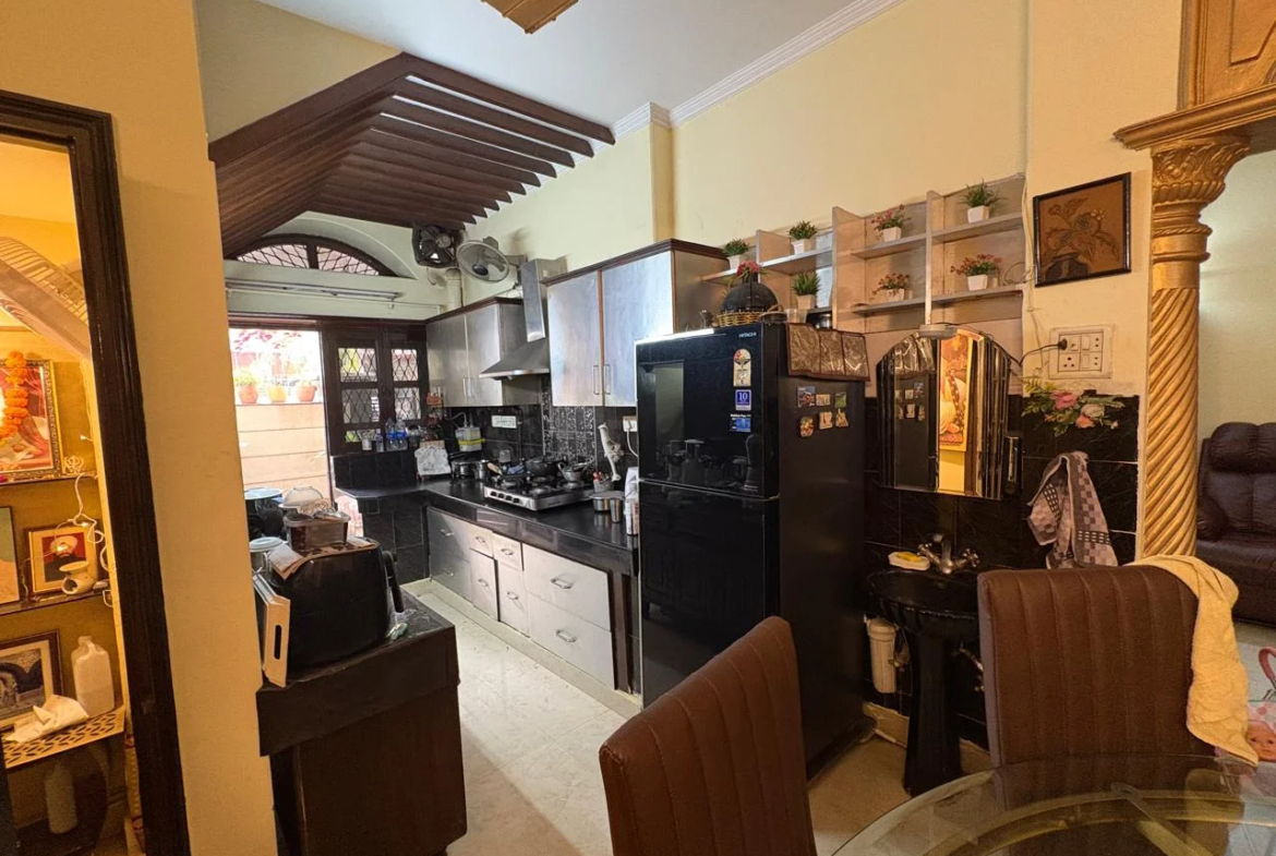 150 Gaj ground floor 3 BHK builder floor with 3 washrooms and 1/3rd land share in B1 Block Janakpuri, available for ₹3 Cr.