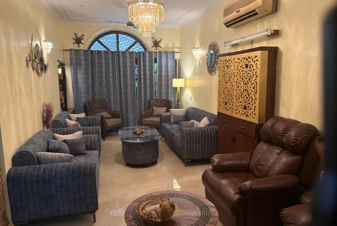 150 Gaj ground floor 3 BHK builder floor with 3 washrooms and 1/3rd land share in B1 Block Janakpuri, available for ₹3 Cr.