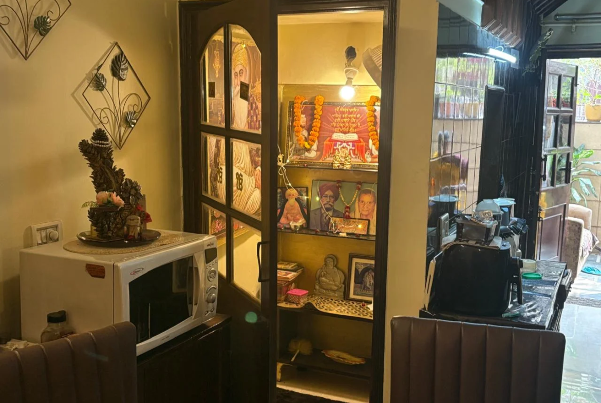 150 Gaj ground floor 3 BHK builder floor with 3 washrooms and 1/3rd land share in B1 Block Janakpuri, available for ₹3 Cr.