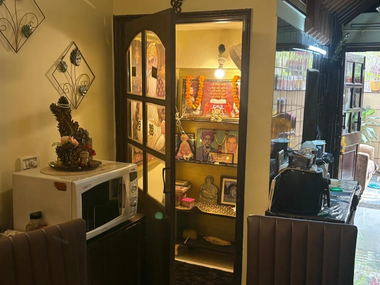 150 Gaj ground floor 3 BHK builder floor with 3 washrooms and 1/3rd land share in B1 Block Janakpuri, available for ₹3 Cr.