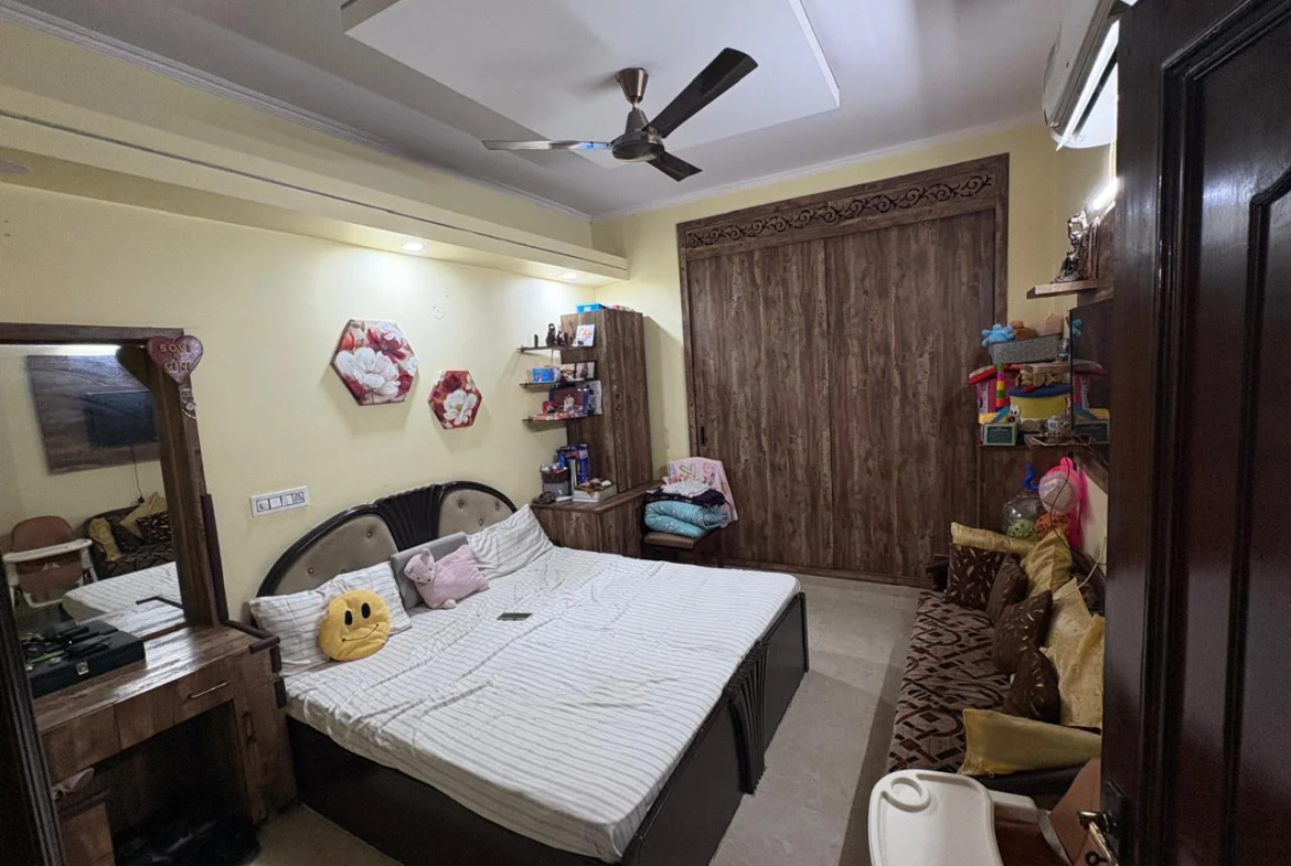 150 Gaj ground floor 3 BHK builder floor with 3 washrooms and 1/3rd land share in B1 Block Janakpuri, available for ₹3 Cr.