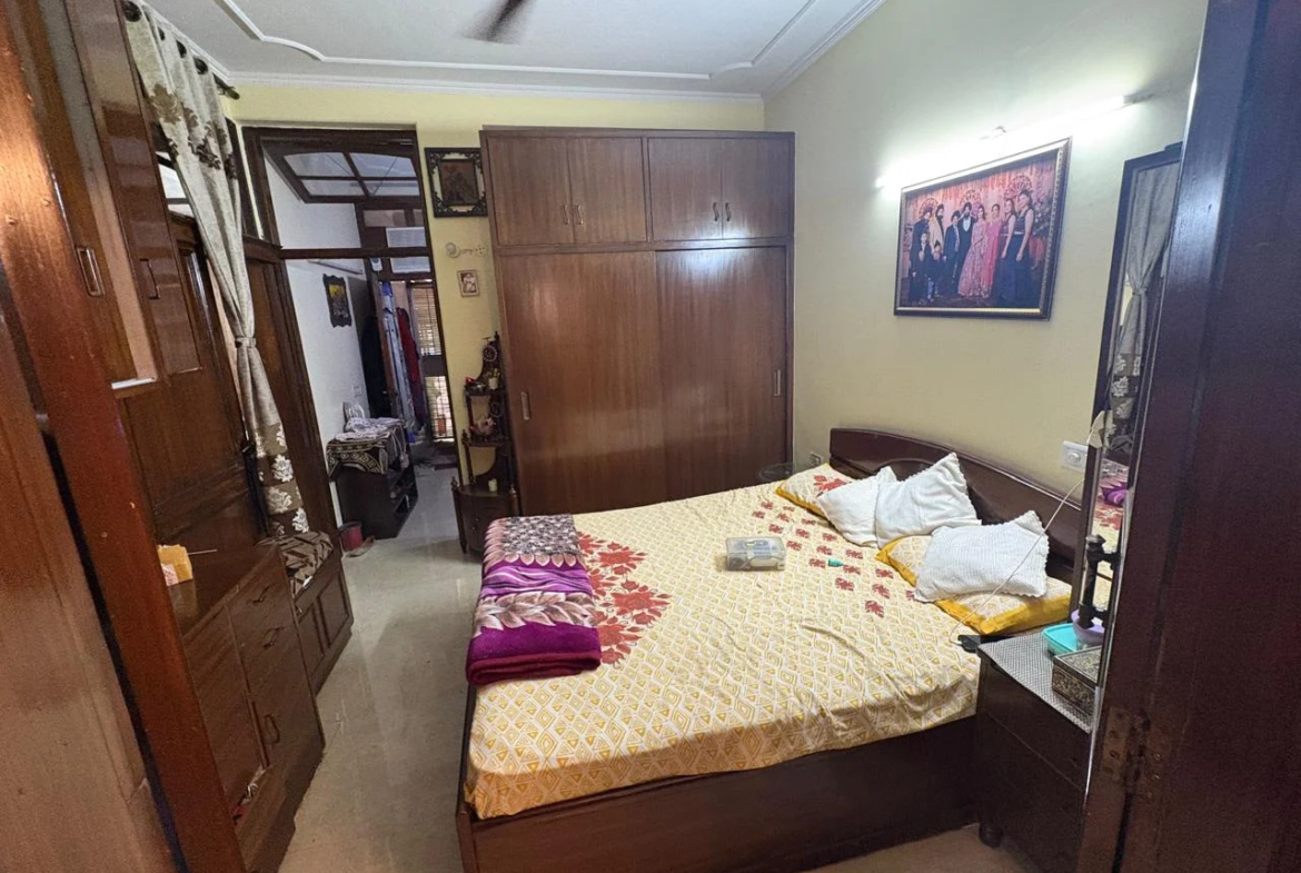 150 Gaj ground floor 3 BHK builder floor with 3 washrooms and 1/3rd land share in B1 Block Janakpuri, available for ₹3 Cr.