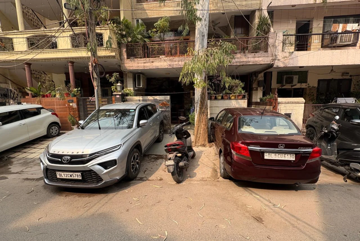 150 Gaj ground floor 3 BHK builder floor with 3 washrooms and 1/3rd land share in B1 Block Janakpuri, available for ₹3 Cr.