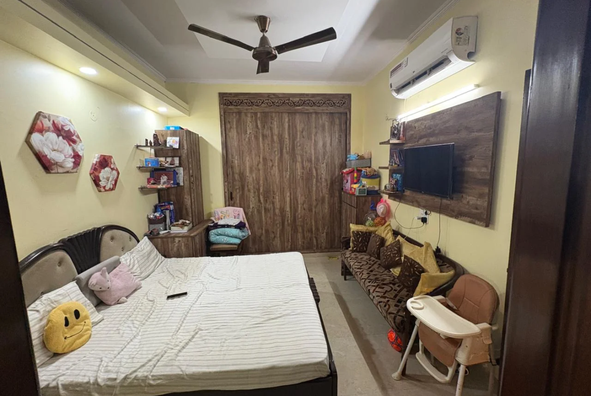 150 Gaj ground floor 3 BHK builder floor with 3 washrooms and 1/3rd land share in B1 Block Janakpuri, available for ₹3 Cr.