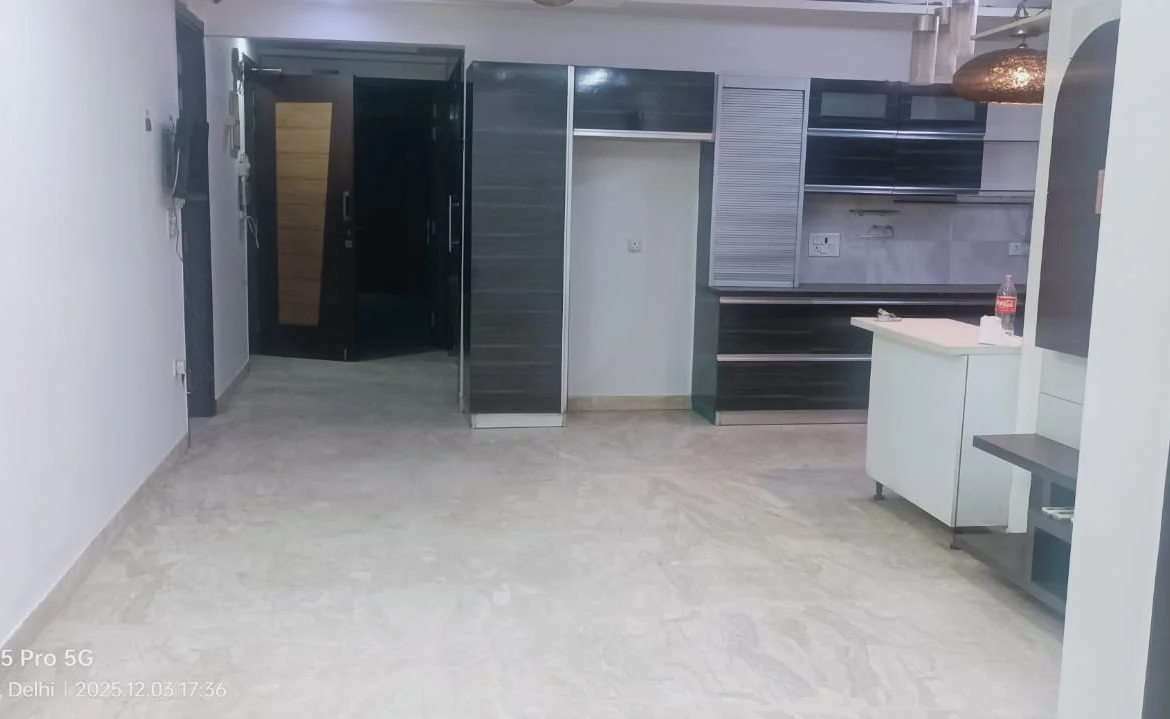 380 Gaj 4 BHK builder floor for sale in C3 Block Janakpuri, second floor 3-side corner property with lift and car parking. Demand ₹5 Cr.