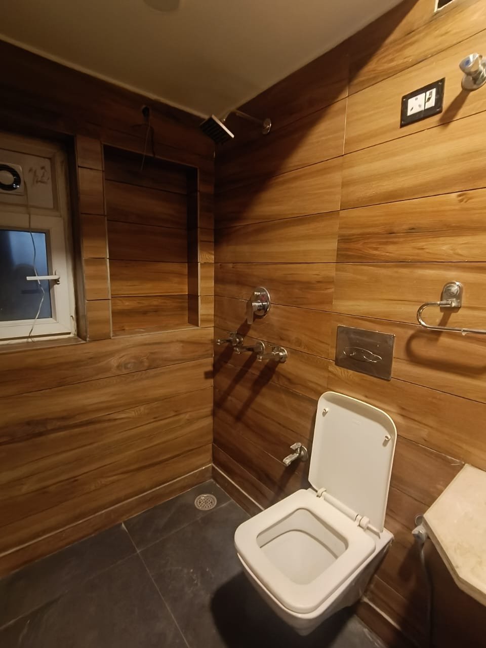 BIG MIG 3 BHK Ground Floor Flat for Sale in C2B Block Janakpuri