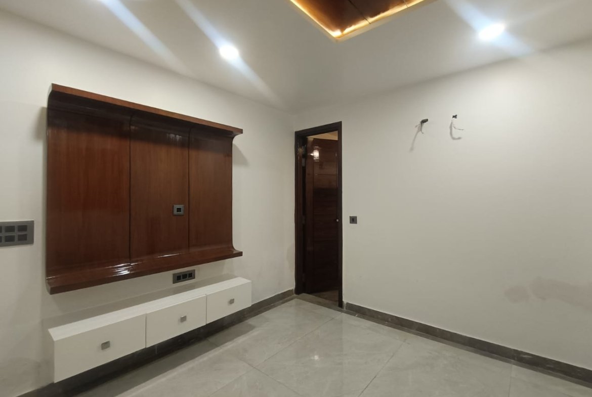 BIG MIG 3 BHK Ground Floor Flat for Sale in C2B Block Janakpuri